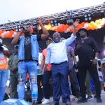 municipales-a-koumassi-cisse-bacongo-celebre-sa-victoire-avec-yode-siro-et-les-patrons-une-maison-promise