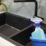 entretien-de-cuisine-astuces-pour-nettoyer-un-evier-noir-qui-a-blanchit