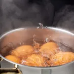 cuisson-d-oeufs-4-astuces-pour-empecher-la-coquille-d-oeuf-d-eclater-a-la-cuisson