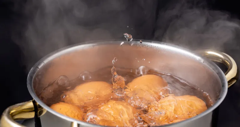 cuisson-d-oeufs-4-astuces-pour-empecher-la-coquille-d-oeuf-d-eclater-a-la-cuisson