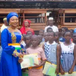 odienne-rentree-scolaire-le-maire-de-la-commune-offre-1000-kits-scolaires-et-500-tables-bancs-aux-eleves