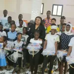 action-sociale-la-fondation-blandine-esther-offre-des-kits-scolaires-aux-orphelins-de-lakota