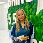 la-tech-influenceuse-ivoirienne-edith-brou-bleu-en-chine-pour-une-immersion-technologique