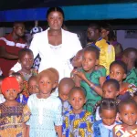 fete-nationale-des-jumeaux-fleur-ake-m-bo-celebre-les-jumeaux-a-agboville-et-leur-offre-des-kits-scolaires