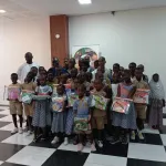 rentree-scolaire-2023-2024-une-entreprise-d-assainissement-offre-des-kits-scolaires-aux-enfants-de-son-personnel