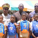 district-du-zanzan-le-ministre-adjoumani-kobenan-offre-plus-de-1000-kits-scolaires-aux-eleves-du-village-de-bouko