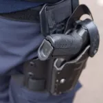 yopougon-niangon-nord-un-sergent-chef-de-police-remet-son-arme-a-un-syndicaliste-pour-40-000-francs-cfa