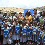 rentree-scolaire-la-premiere-dame-dominique-ouattara-offre-5-000-kits-scolaires-aux-eleves-de-grand-bassam