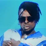 musique-plonge-dans-son-addiction-le-talentueux-artiste-ivoirien-petit-denis-vend-des-fleurs-pour-survivre