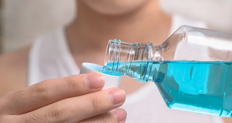 bonne-haleine-le-secret-du-bain-de-bouche-naturel-qui-etonne-les-dentistes