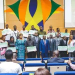 pjgouv-le-ministre-mamadou-toure-remet-plus-de-143-millions-a-150-migrants-ivoiriens-revenus-en-cote-d-ivoire