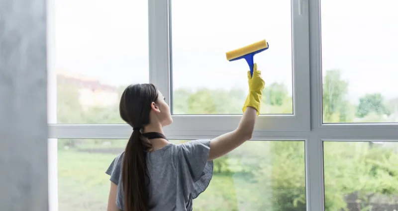 nettoyage-des-vitres-4-astuces-infaillibles-pour-un-resultat-impeccable