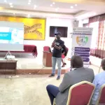 campagne-en-ligne-tous-responsables-a-treichville-la-caravane-marque-une-escale-a-la-mairie-de-treichville