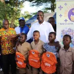 tiassale-alpha-sanogo-soulage-les-parents-d-eleves-5000-kits-scolaires-distribues-aux-eleves-du-primaire