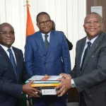 economie-numerique-amadou-coulibaly-remet-les-dossiers-du-departement-a-ibrahim-kalil-konate