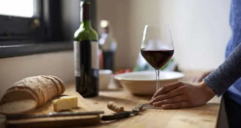 bouteille-de-vin-3-astuces-pour-ouvrir-une-bouteille-de-vin-sans-tire-bouchon-vous-n-en-croirez-pas-vos-yeux