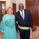 le-maire-de-korhogo-lacina-ouattara-lass-pr-presente-ses-attributs-a-la-premiere-dame-dominique-ouattara