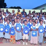 katiola-la-premiere-dame-et-la-fondation-children-of-africa-offrent-des-kits-scolaires-a-l-epp-dominique-ouattara