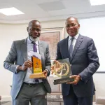 mahama-coulibaly-presente-le-prix-national-d-excellence-au-president-d-honneur-bruno-kone-nabagne