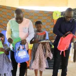 rentree-scolaire-a-ouelle-taloua-me-souklou-offre-des-kits-scolaires-a-des-jeunes-filles-eleves
