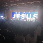 concert-le-chantre-derek-jones-plonge-le-parc-des-expositions-dans-une-atmosphere-de-louange-et-d-adoration