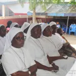 fete-de-toussaint-le-vicaire-general-du-diocese-d-abidjan-communie-avec-la-fraternite-notre-dame-de-montligeon