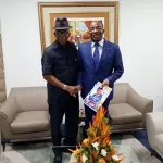 dedicace-de-livre-benoit-kamena-brown-professionnel-du-tourisme-honore-le-ministre-siandou-fofana