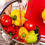 hygiene-alimentaire-les-5-erreurs-que-tout-le-monde-commet-en-lavant-ses-aliments