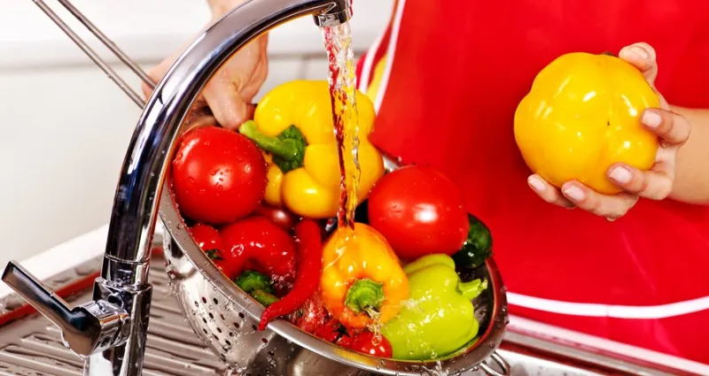 hygiene-alimentaire-les-5-erreurs-que-tout-le-monde-commet-en-lavant-ses-aliments