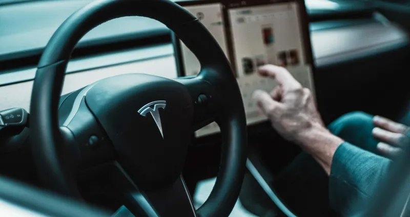 revolution-elon-musk-prevoit-d-integrer-l-ia-dans-les-tesla-une-avancee-majeure-pour-l-industrie-automobile