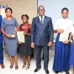 conseil-regional-du-gbeke-jacques-assahore-remet-des-bons-d-achat-et-de-permis-aux-eleves-et-aux-jeunes