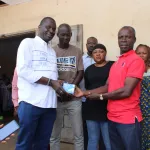 municipales-a-tiassale-alpha-sanogo-offre-du-materiel-didactique-aux-ecoles-primaires