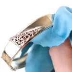 retrouvez-l-eclat-d-antan-5-astuces-de-mamie-pour-nettoyer-et-faire-briller-vos-bijoux-en-argent