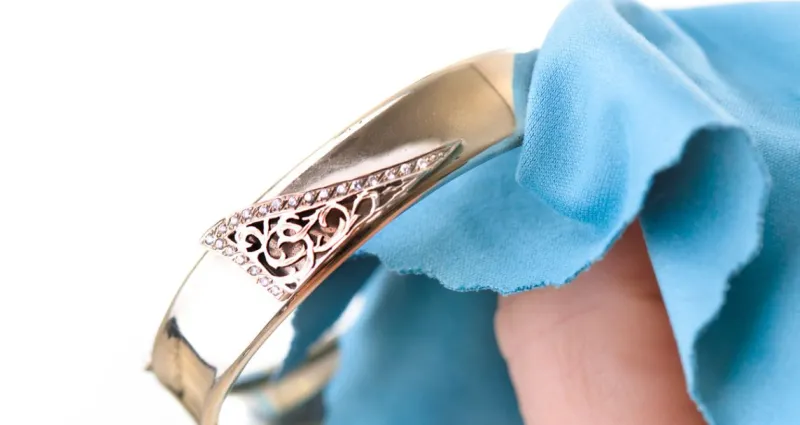 retrouvez-l-eclat-d-antan-5-astuces-de-mamie-pour-nettoyer-et-faire-briller-vos-bijoux-en-argent