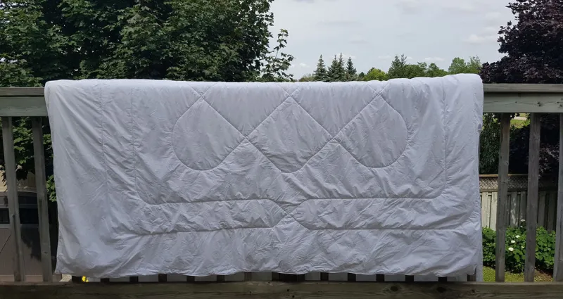 restaurez-la-jeunesse-de-votre-couette-6-astuces-innovantes-pour-un-nettoyage-sans-machine-a-laver