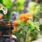 les-huiles-essentielles-au-jardin-des-astuces-insoupconnees-pour-une-verdure-epanouie