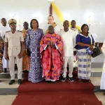 raviart-le-nouveau-cure-de-la-paroisse-saint-pierre-rend-hommage-au-couple-ahoussou-kouadio