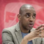 guinee-crise-football-gelson-fernandes-emissaire-de-la-fifa-tape-du-poing-sur-la-table