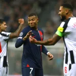 ligue-des-champions-une-main-heureuse-sauve-le-psg-face-a-newcastle-qualification-du-barca-et-l-athletico