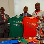 match-de-gala-pour-la-paix-la-fondation-akrale-presente-le-trophee-et-les-maillots-aux-autorites