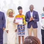 promotion-du-numerique-un-cabinet-geometre-offre-des-ordinateurs-smart-phones-et-tablettes-a-25-etudiants