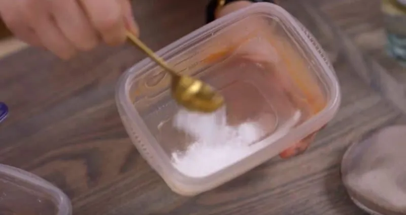 taches-de-sauce-tomate-5-solutions-pour-les-eliminer-sur-vos-recipients-en-plastique