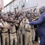 conges-anticipes-le-maire-adama-bictogo-sensibilise-les-eleves-de-yopougon