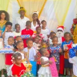 fin-d-annee-arbre-de-noel-au-groupe-scolaire-seconde-famille-les-tout-petits-vivent-un-moment-feerique