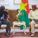 burkina-faso-le-panafricaniste-tiken-jah-fakoly-recu-en-audience-a-koulouba-par-le-capitaine-ibrahim-traore