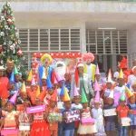 abobo-arbre-de-noel-kandia-camara-offre-des-cadeaux-a-plus-de-5000-enfants