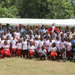 arbre-de-noel-le-general-de-corps-d-armee-alexandre-apalo-toure-illumine-les-coeurs-de-mille-enfants-de-gendarmes