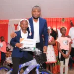 arbre-de-noel-l-honorable-famoussa-illumine-exprime-sa-generosite-aux-enfants-de-divo