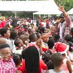 noel-magique-l-ong-children-s-light-apporte-le-sourire-au-groupe-scolaire-les-lagunes