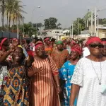 cote-d-ivoire-des-femmes-en-colere-marchent-sur-le-siege-du-ppa-ci-une-motion-remise-a-kone-katinan